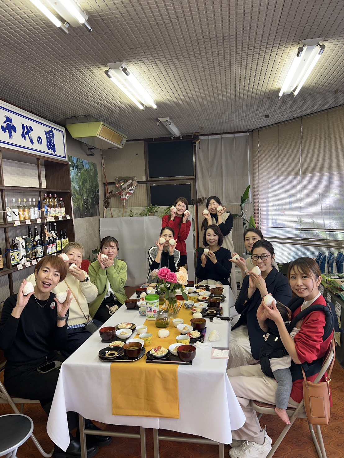 おむすびを手に笑顔で集まるO-MUSUBI会の参加者